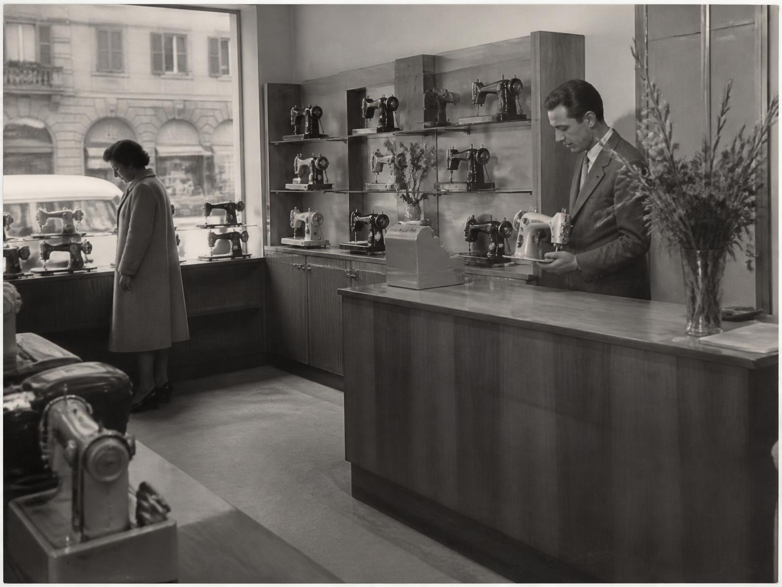 Claudio Pizzato davanti alla sua prima bottega, 1961